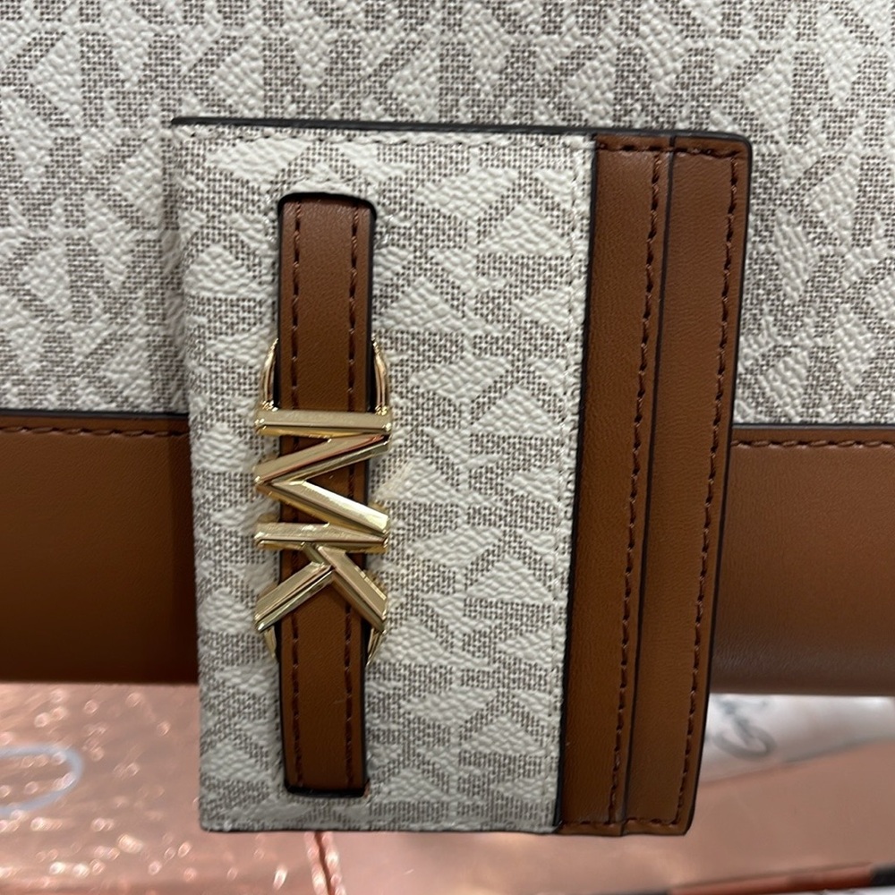 MICHAEL KORS Reed Large Card Holder Case Wallet 
COLOR: Vanilla MK Signature - Picture 6 of 16